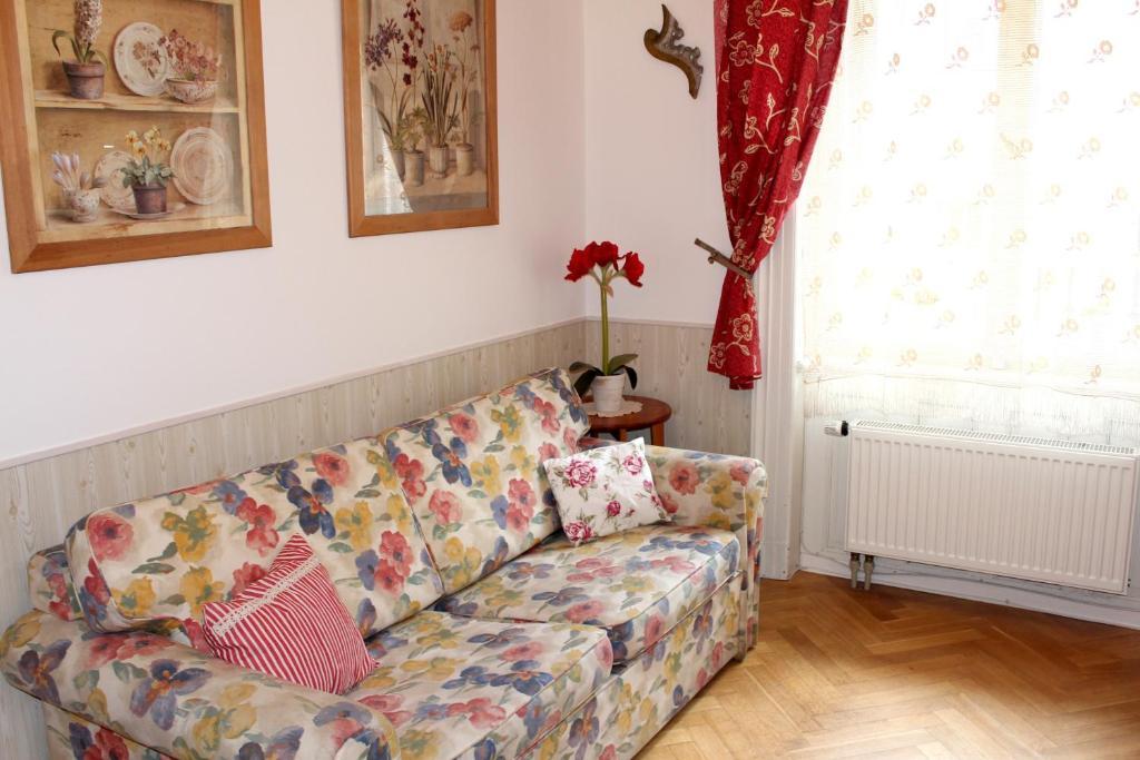 Aparthotel Alice House 3*